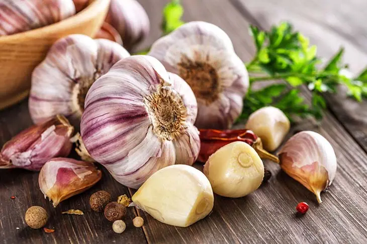 Watch This Video to Discover the Incredible Health Benefits of Garlic Right from Your Kitchen!