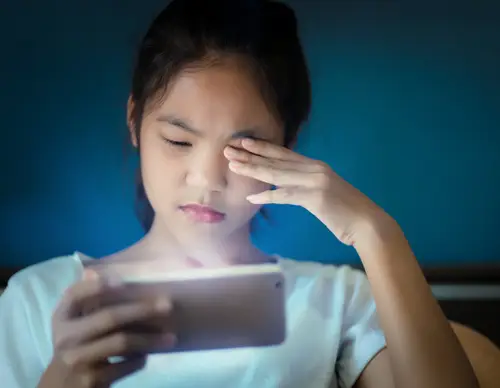 Side Effects of Smartphone Use on Children's Eyes: How Excessive Screen Time Causes Dryness, Redness, and Swelling