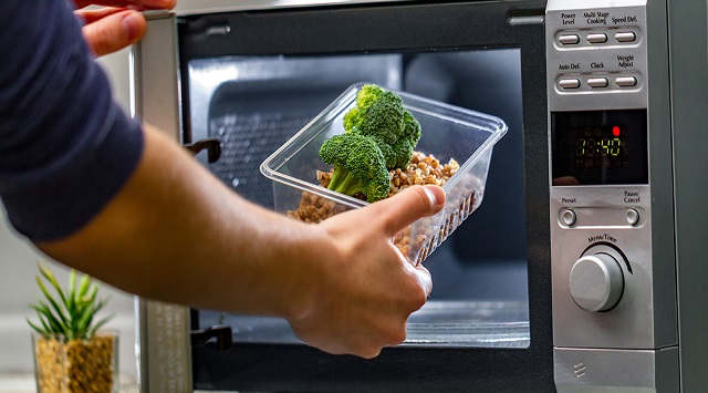 "Cooking vs. Microwaving: The Healthiest Choice Revealed by Nutritionists"