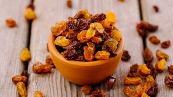 "Spot the Fakes: How to Identify Real Raisins and Protect Your Health"