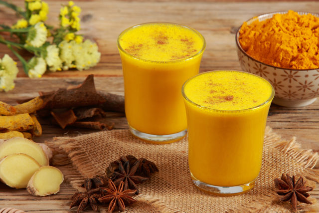 "Watch This Video to Discover the Side Effects of Turmeric Milk and Who Should Avoid It!"